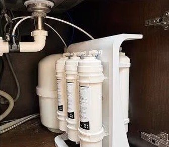 Under sink reverse osmosis system